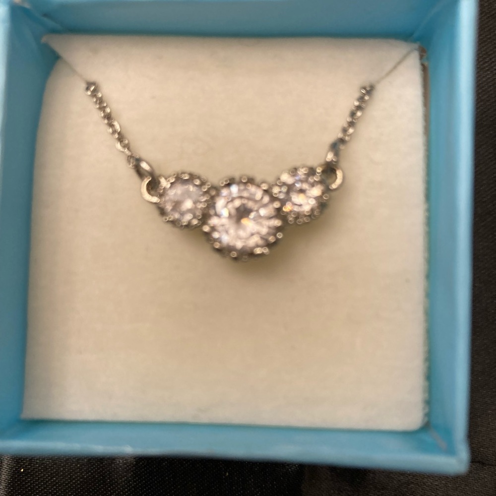 Retro 1990s Avon three stone pendant necklace in Silvertone - Picture 6 of 7